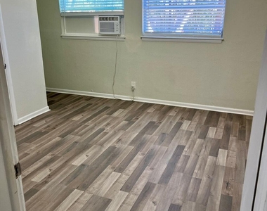 8903 Hipps Road - Photo Thumbnail 6