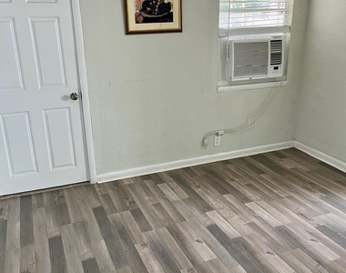 8903 Hipps Road - Photo Thumbnail 5