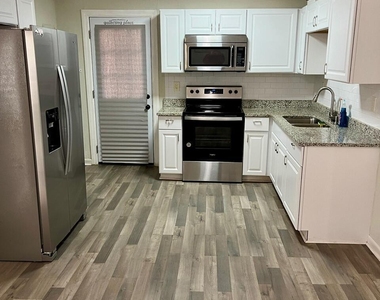 8903 Hipps Road - Photo Thumbnail 4