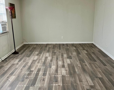 8903 Hipps Road - Photo Thumbnail 2
