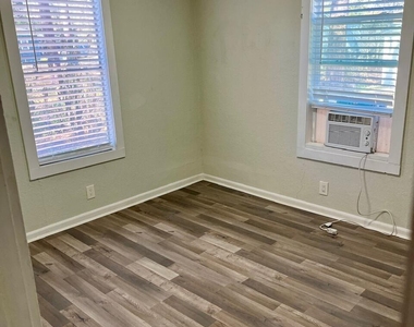 8903 Hipps Road - Photo Thumbnail 8
