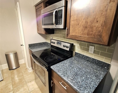 2425 Augusta Drive - Photo Thumbnail 9