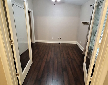 2425 Augusta Drive - Photo Thumbnail 5