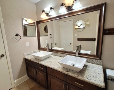 2425 Augusta Drive - Photo Thumbnail 13