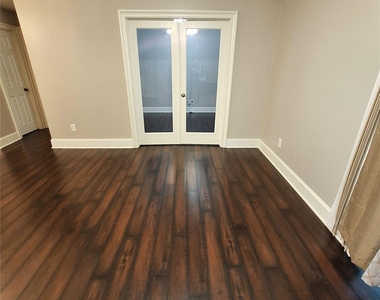 2425 Augusta Drive - Photo Thumbnail 4