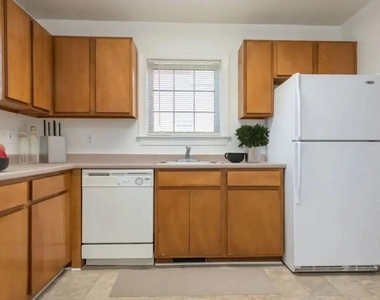 416 Sussex Ave - Photo Thumbnail 9