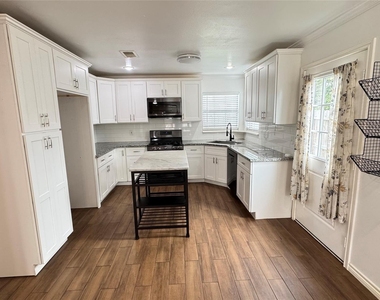 221 Hyta Street - Photo Thumbnail 6