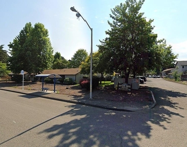 900 N Douglas Ave - Photo Thumbnail 4