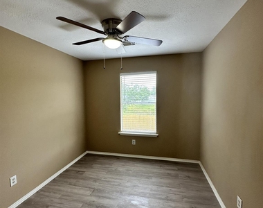 6910 Bayou Crest Drive - Photo Thumbnail 14