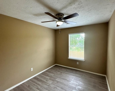 6910 Bayou Crest Drive - Photo Thumbnail 12