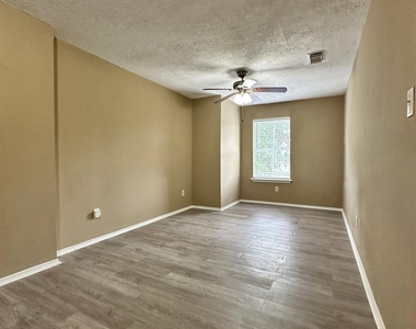 6910 Bayou Crest Drive - Photo Thumbnail 9