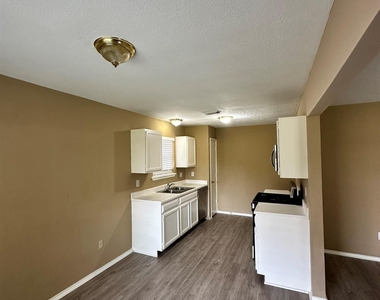 6910 Bayou Crest Drive - Photo Thumbnail 4