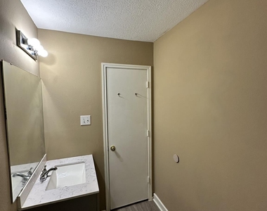 6910 Bayou Crest Drive - Photo Thumbnail 16