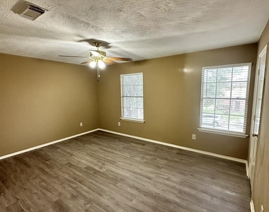 6910 Bayou Crest Drive - Photo Thumbnail 10