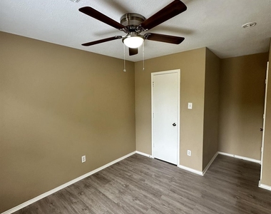6910 Bayou Crest Drive - Photo Thumbnail 15