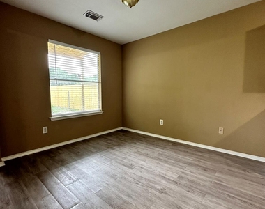 6910 Bayou Crest Drive - Photo Thumbnail 3