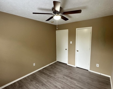 6910 Bayou Crest Drive - Photo Thumbnail 13