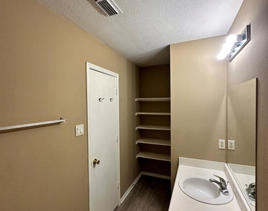 6910 Bayou Crest Drive - Photo Thumbnail 11