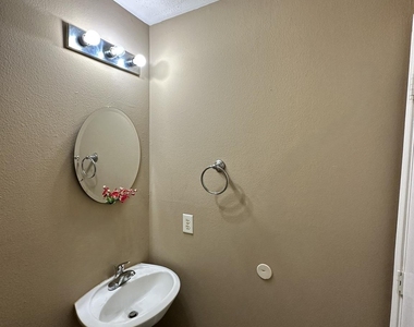 6910 Bayou Crest Drive - Photo Thumbnail 7