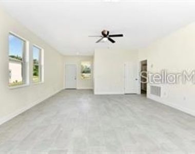 285 N Kentucky Avenue - Photo Thumbnail 2