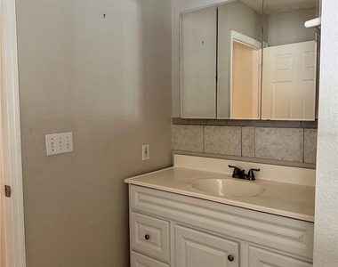 2419 Wells Avenue - Photo Thumbnail 17