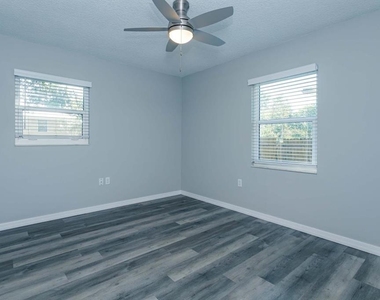 302 Ballard Avenue - Photo Thumbnail 10