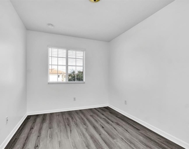 1160 S Beach Circle - Photo Thumbnail 17