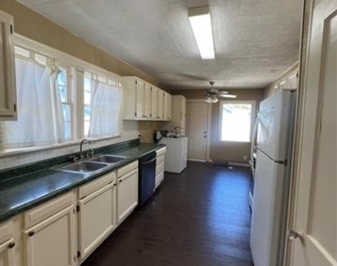 642 Robinson Place - Photo Thumbnail 4