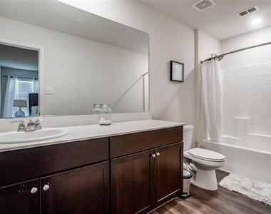 425 Sweet Shade Lane - Photo Thumbnail 7