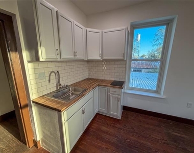 107 E Stone Street - Photo Thumbnail 11