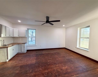 107 E Stone Street - Photo Thumbnail 7