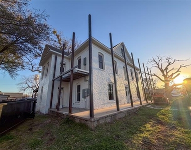 107 E Stone Street - Photo Thumbnail 8