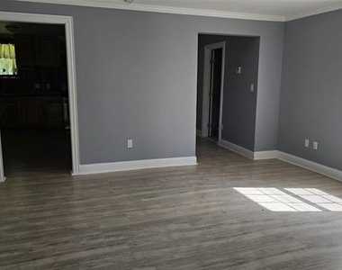 304 E King Street - Photo Thumbnail 8
