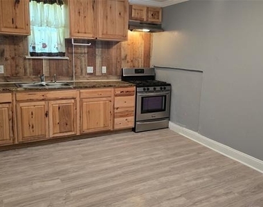 304 E King Street - Photo Thumbnail 2