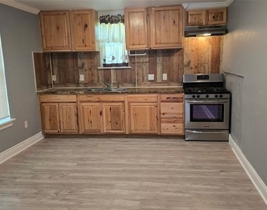 304 E King Street - Photo Thumbnail 1