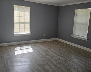 304 E King Street - Photo Thumbnail 4