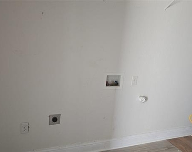 304 E King Street - Photo Thumbnail 7