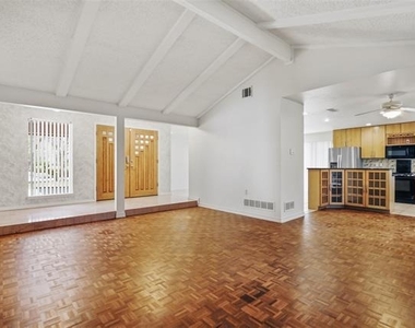 15721 Mapleview Circle - Photo Thumbnail 5