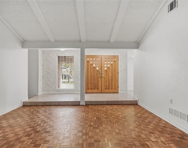 15721 Mapleview Circle - Photo Thumbnail 4