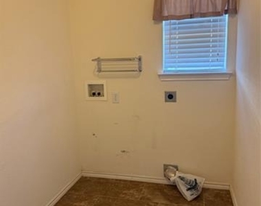 4606 Rosewood Lane - Photo Thumbnail 5