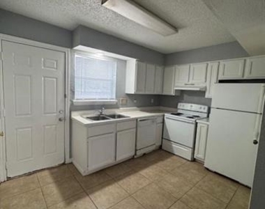 2822 Wimbledon Court - Photo Thumbnail 3
