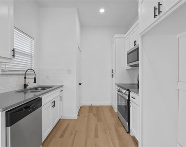 2217 Sayle Street - Photo Thumbnail 4