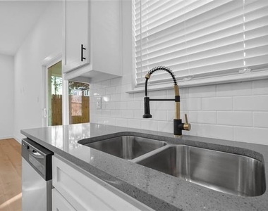 2217 Sayle Street - Photo Thumbnail 7