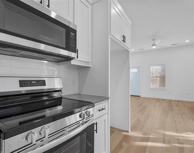 2217 Sayle Street - Photo Thumbnail 6