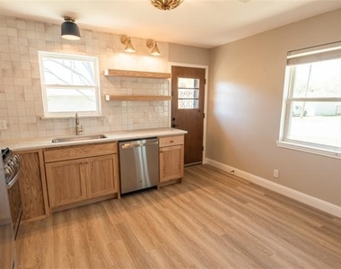 602 N Morris Street - Photo Thumbnail 6