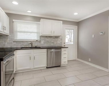 570 Bondstone Drive - Photo Thumbnail 6