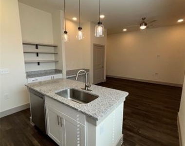 2036 Oak Grove - Photo Thumbnail 2