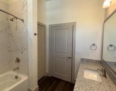 2036 Oak Grove - Photo Thumbnail 10