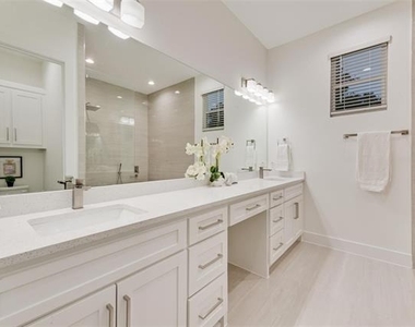 219 W Yarmouth Street - Photo Thumbnail 17