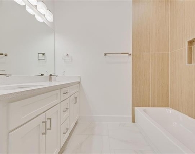 219 W Yarmouth Street - Photo Thumbnail 19